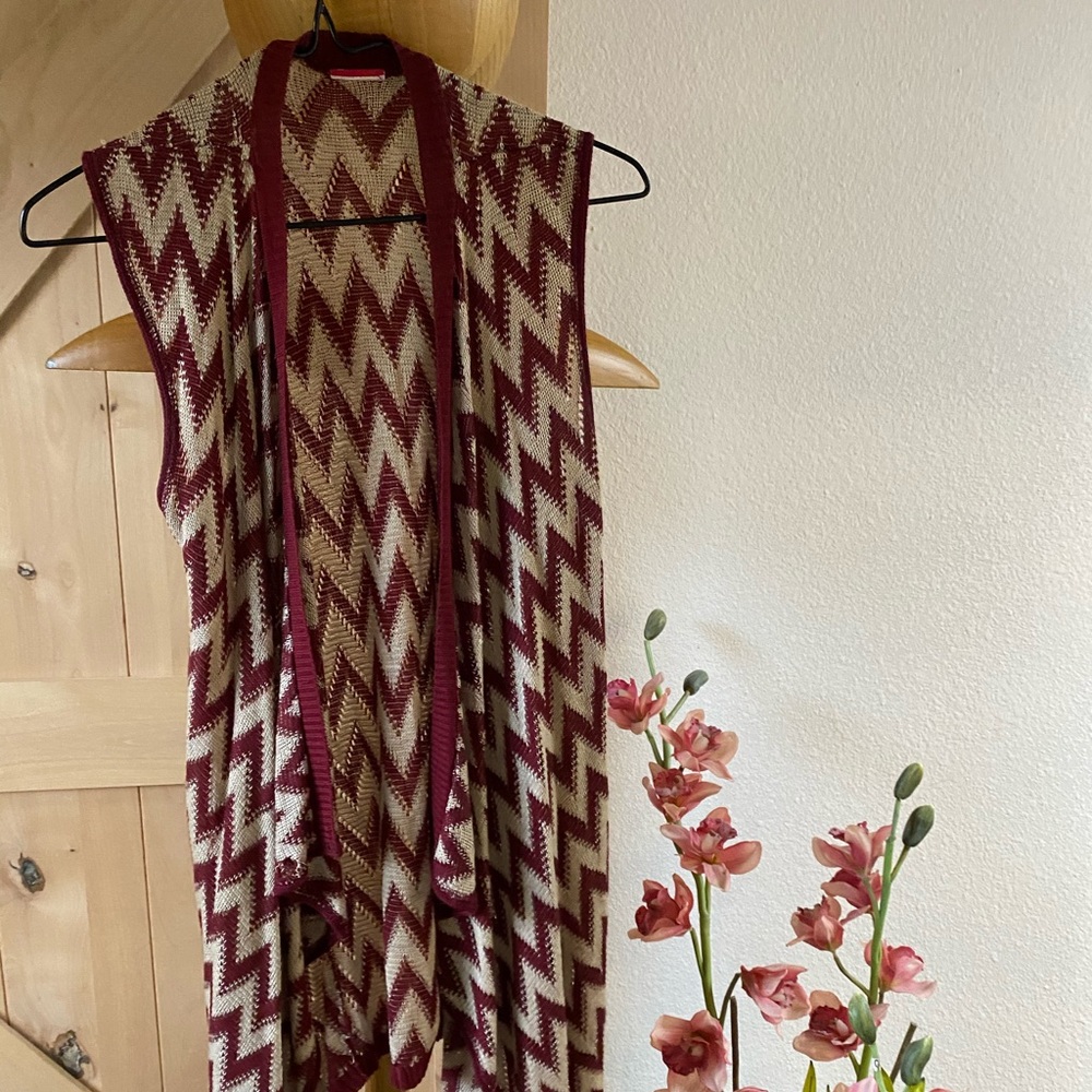 Buckle brand sleeveless shawl